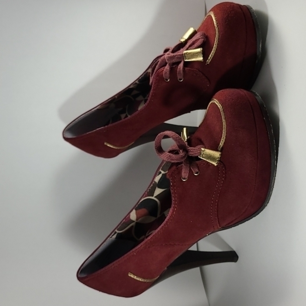 SALE.    LOVELY PEOPLE, maroon with gold trim/details 4" pump SIZE 9M LIKE NEW